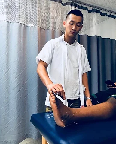 Justin Pham, acupuncteur, dans sa clinique
